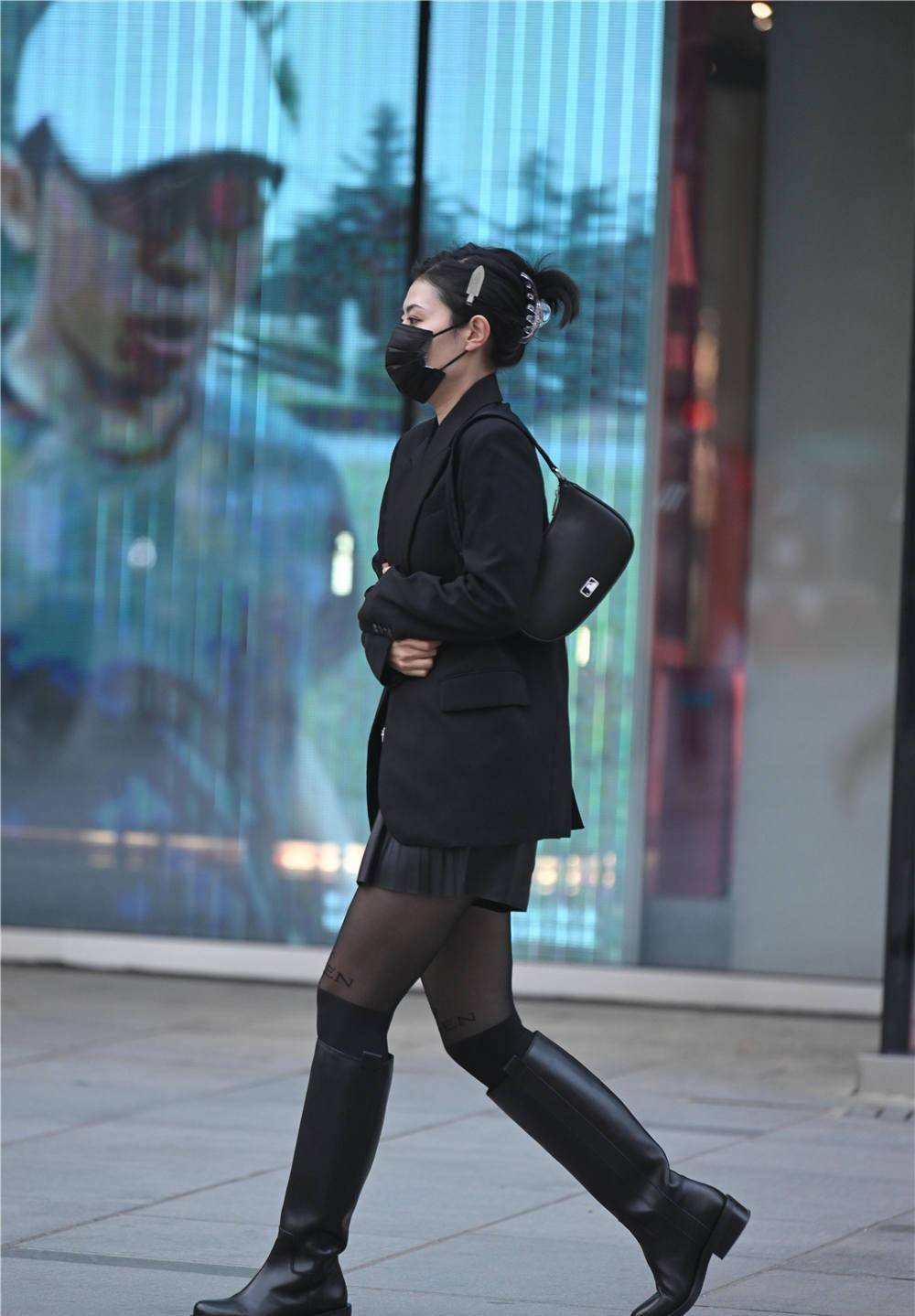 秋冬季节,穿着黑色丝袜搭配长靴逛街,时尚女子还真会搭配_靴子_选择了