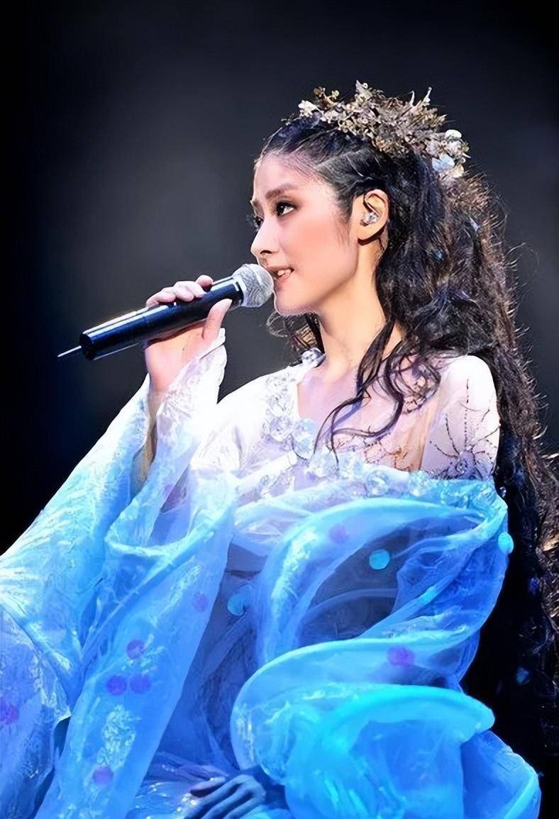 陈慧琳被击打头部而郑秀文也在混战中遭受棍棒袭击斗争激烈到与丝毫不