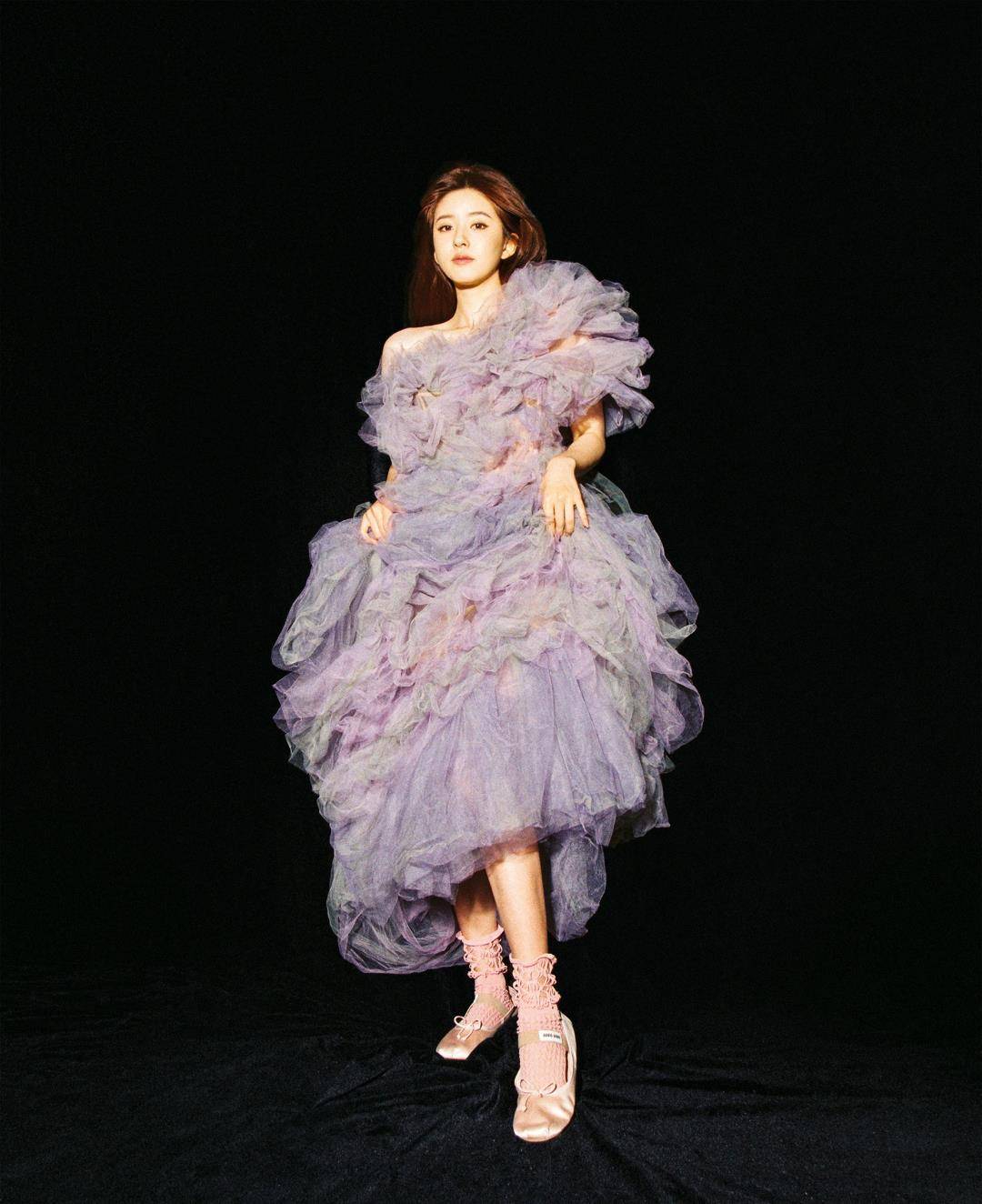 赵露思登idest冬季刊封面,身穿u型抹身材,香肩锁骨演绎复古港风