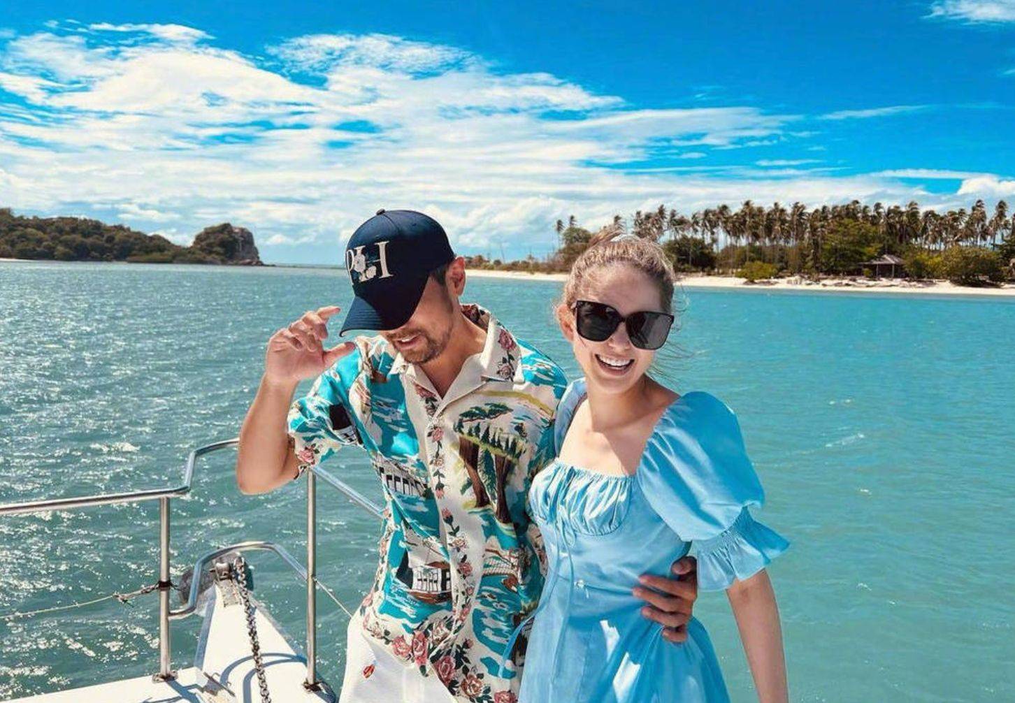 周杰伦晒与昆凌海边合照好惬意 配文"坐等新歌"_家庭_照片_画面