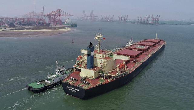 中国造世界最大矿砂船,载重量可达40万吨,为何航行那么轻松?