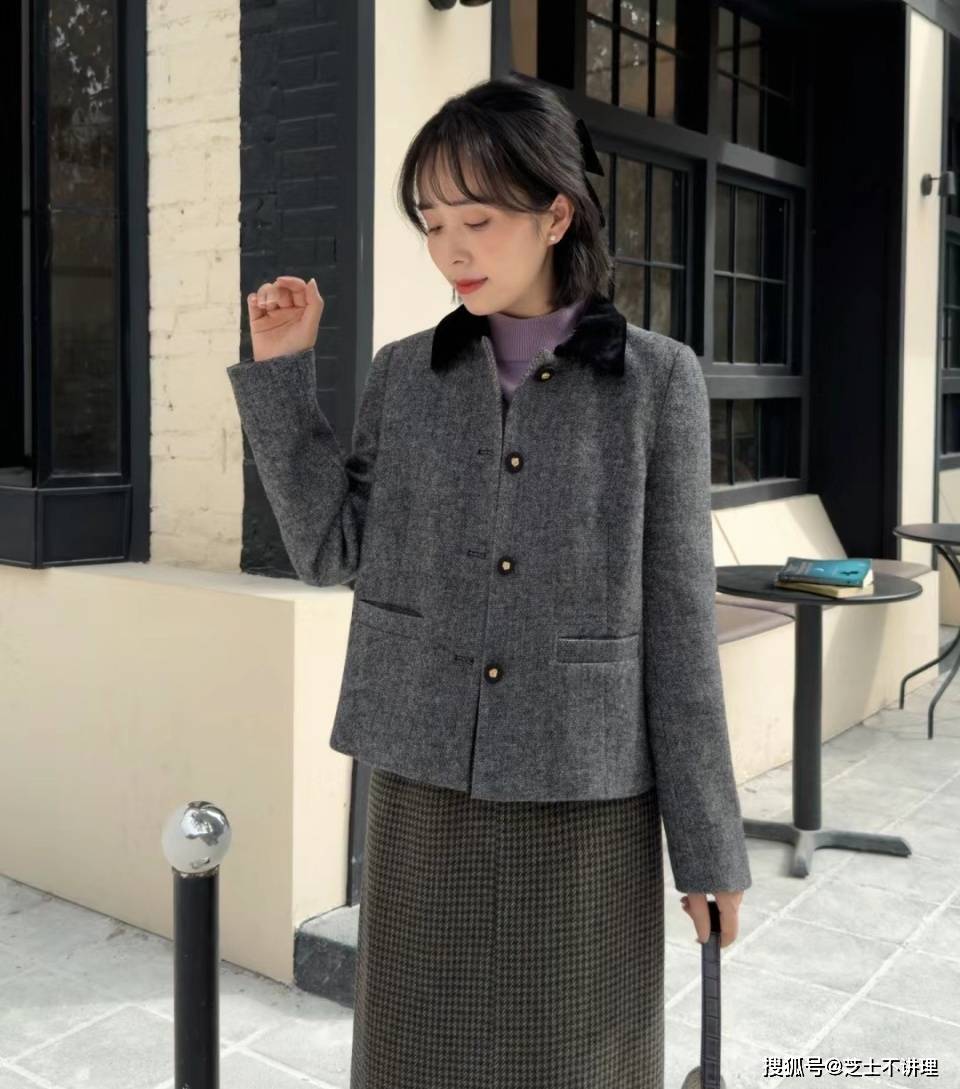看了45岁阿姨的打扮,我发现:中年女人"不刻意扮嫩",才更气质_老年