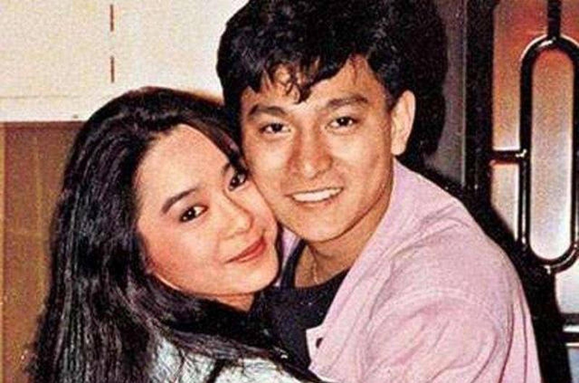 那天晚上,刘德华窝在她家的沙发里,小心翼翼地握着一把水果刀,不太