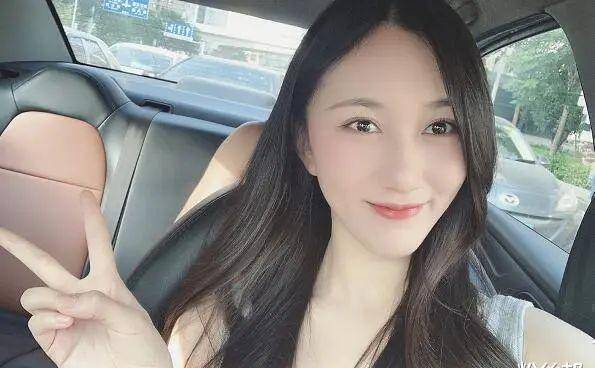 斗鱼小小玉酱解封复播,重开微博发布"健身"视频,又因违规被删_内容