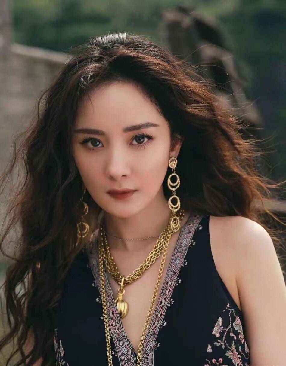 杨幂最新"半野风"大片 长腿封神!