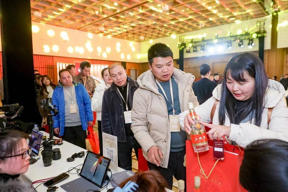 老酒收藏爱好者请专家鉴宝老酒收藏专家焦健说,通过十多年的发展,老酒