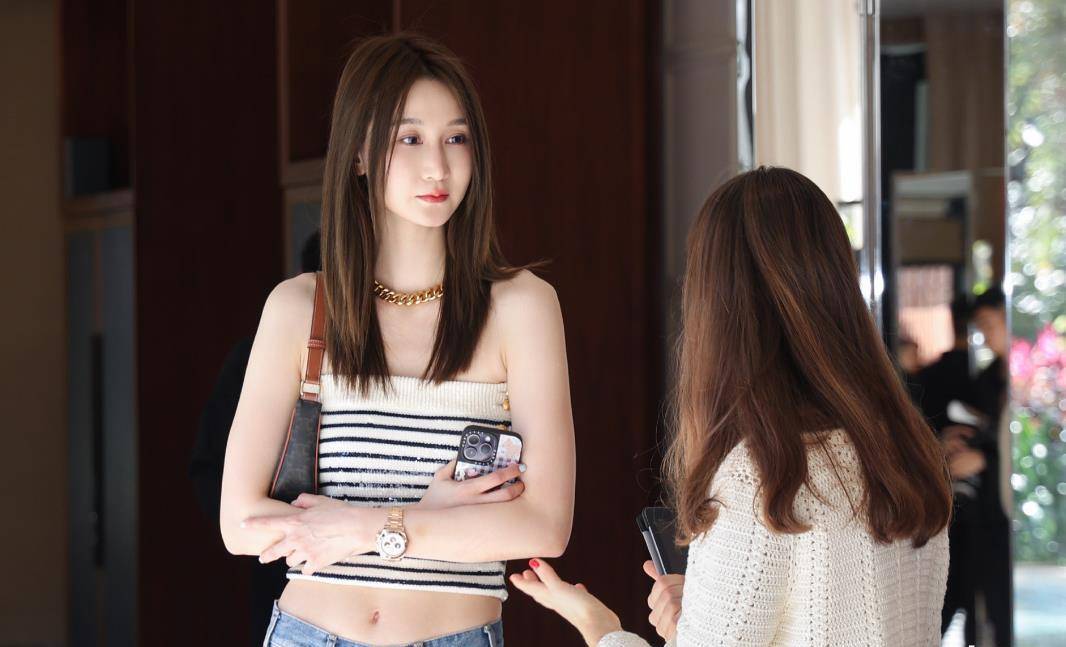 周鹏身高2.06米,刘小美身高1.88米.他比很多超模还要火辣.