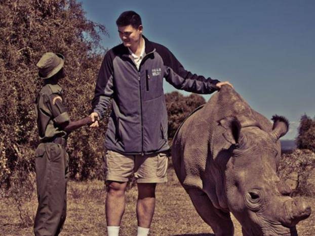 泳池里像绿巨人 奥尼尔站身边显娇小_身高_韩德君_卡卡