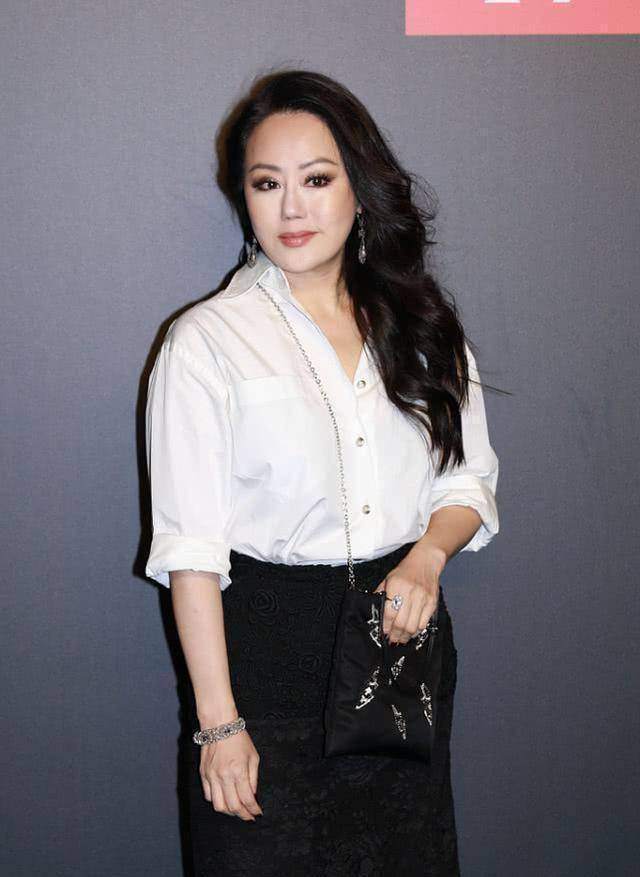 章小蕙是我见过最得体的名媛:裙不配丝袜,鞋不穿平底,优雅高级_裙子