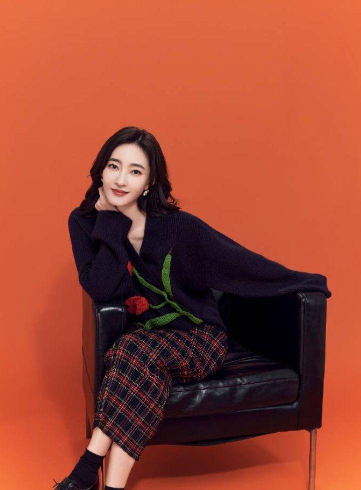 王丽坤发来冬日写真,一袭黑袍优雅迷人_观众_时尚_黑色
