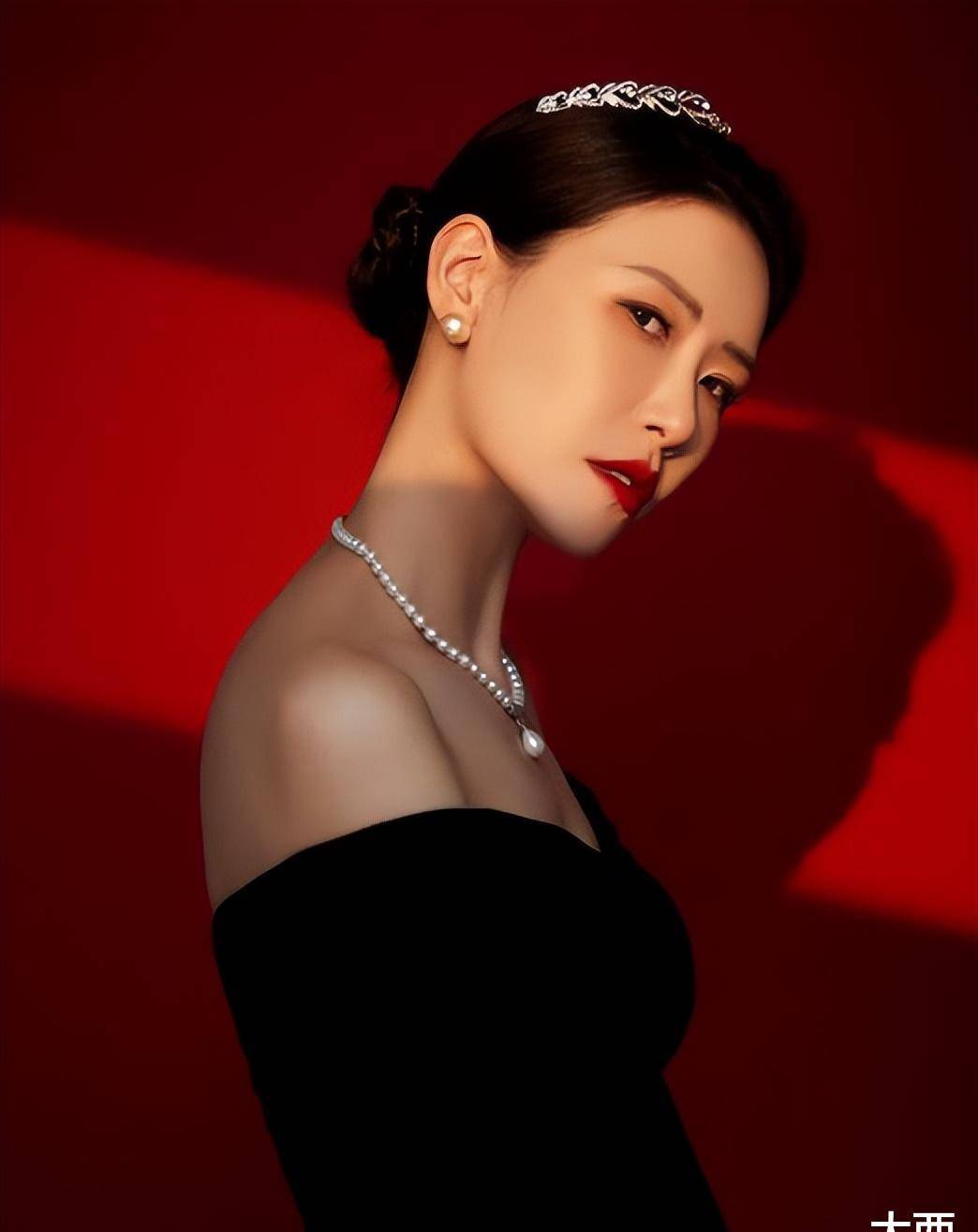 女篮许诺近况:退役后越来越美,既是网红也是老师,36岁单身不急_人气