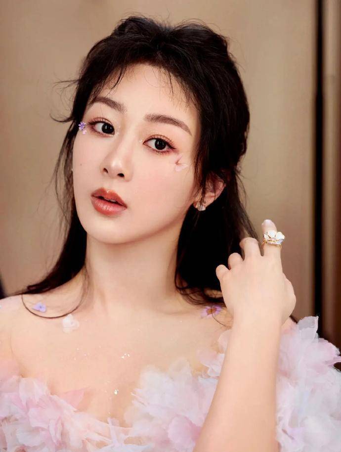 杨紫身穿粉色碎花纱裙,化着花瓣妆,温柔优雅的姿态充满魅力_生活_感觉