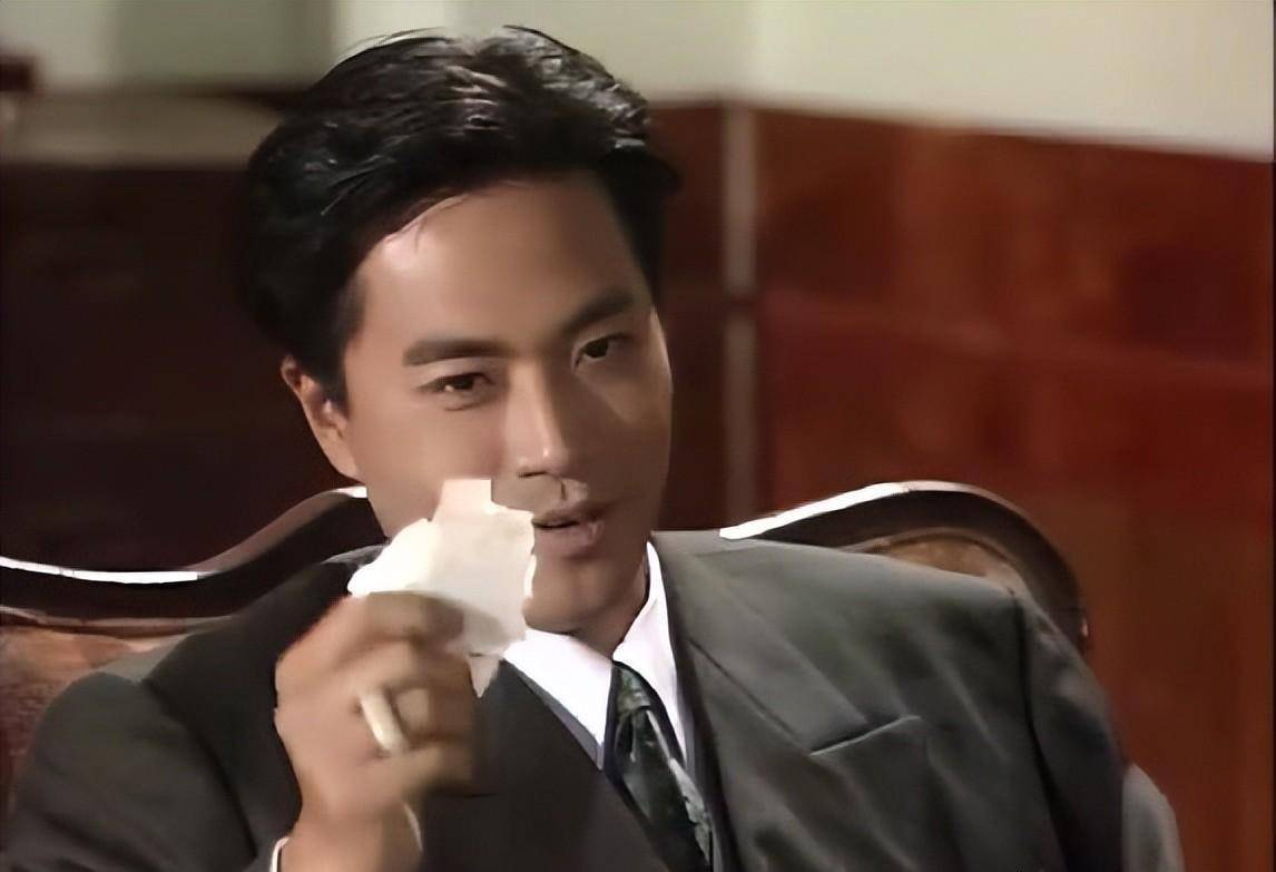 那时候的香港电视剧已经走下坡,可是陈庭威并没有此外的资源,因此就