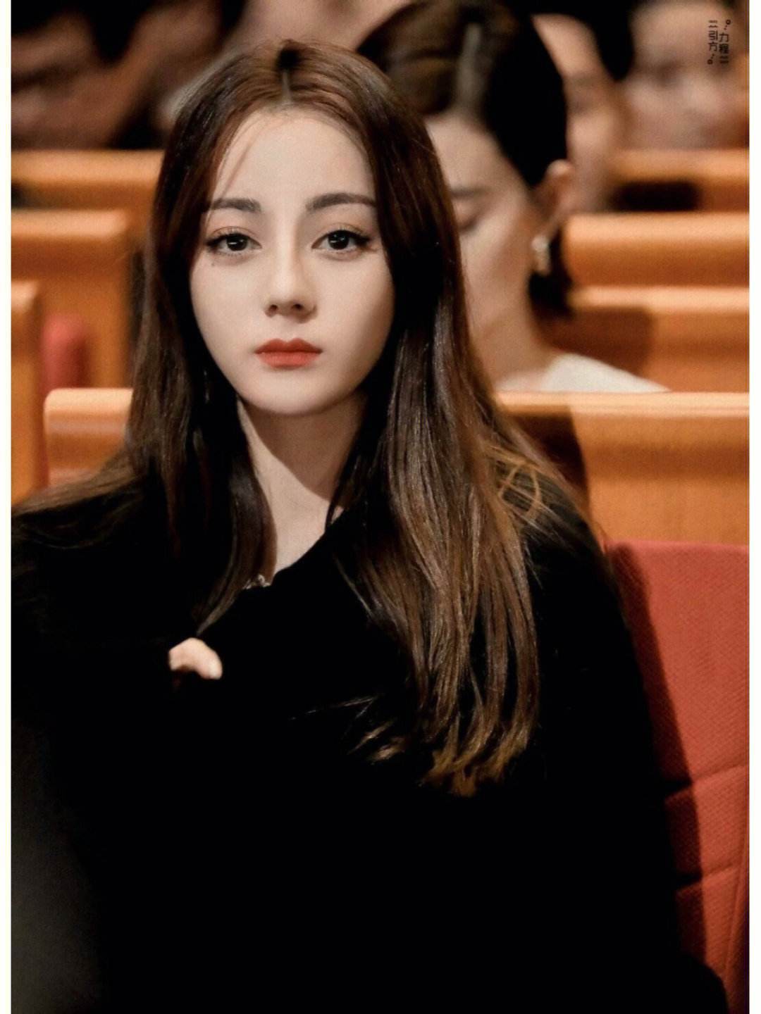迪丽热巴大学时期的美貌引发网友关注,照片揭秘她为何没人追_才华