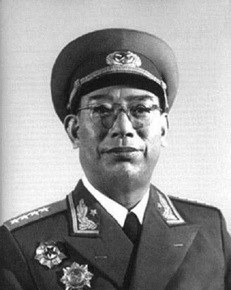 历史回顾：两人同在一个军区，后来司令员成为了上将，副司令员成为了大将
