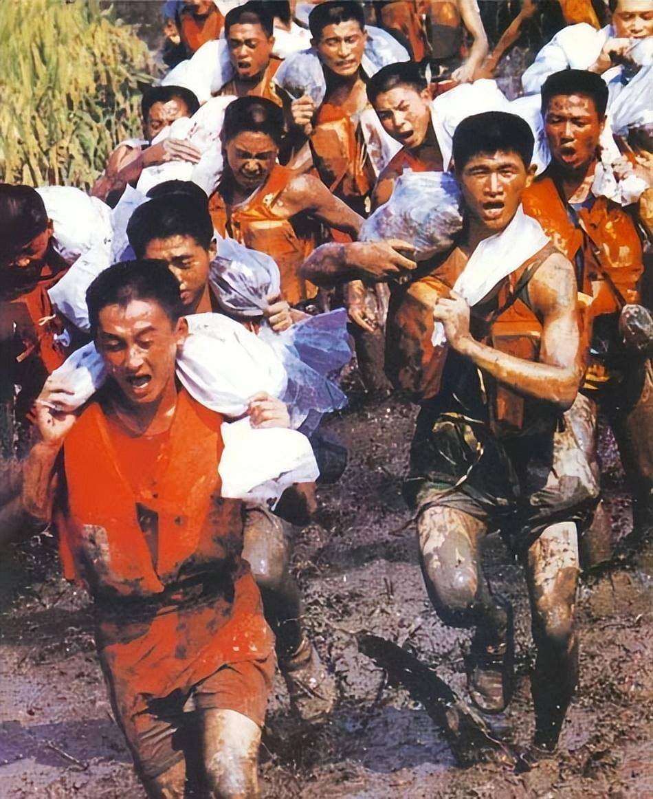 抗洪抢险第七天,长江水位再度暴涨,李向群所在部队接到命令火速前去