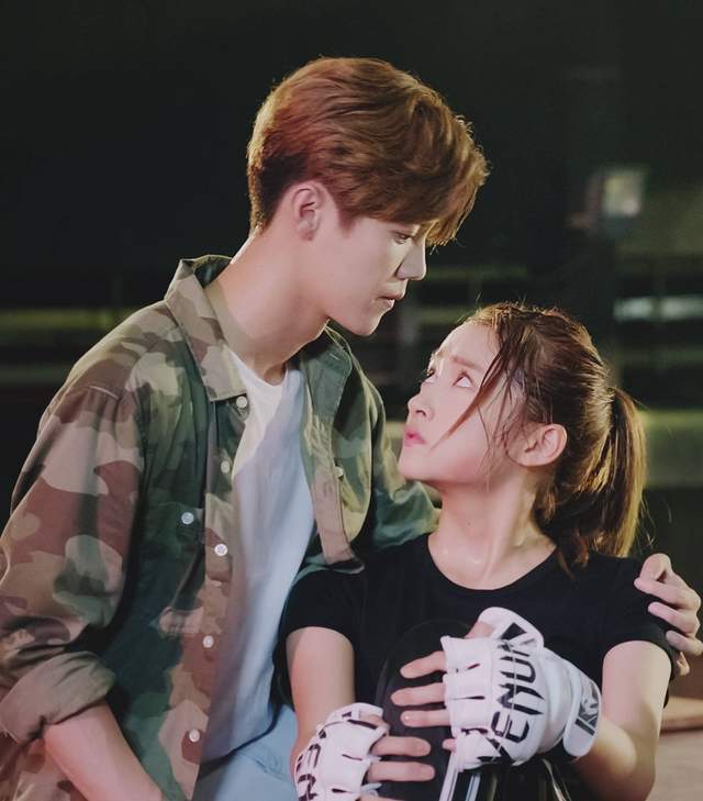 关晓彤鹿晗被曝领证是假的,她给甘肃捐款100万是真的_消息_质疑_地震