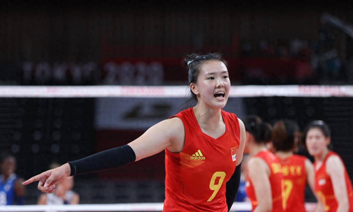 中国女排二姐张常宁她是排球场上的天才少女,从沙排转战室内几个月的