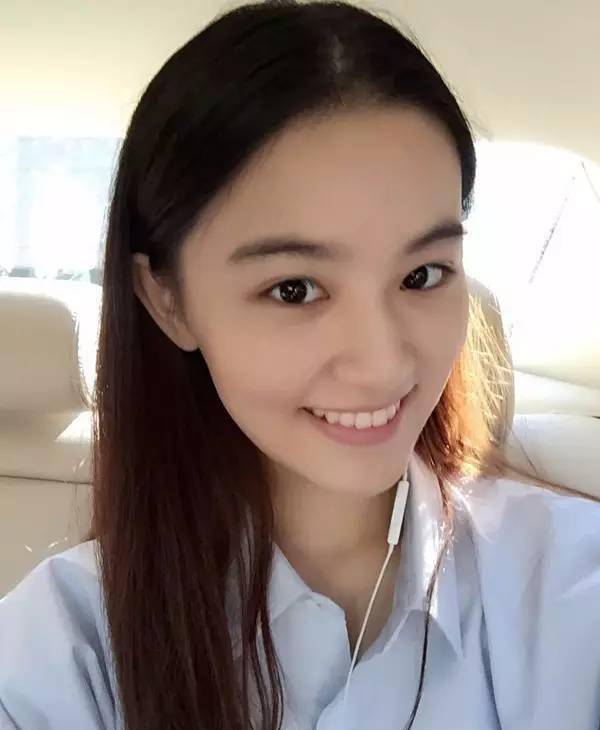 首先要说的就是在小魔仙里饰演严莉莉好友方珍妮的梁婧娴,虽然方珍妮