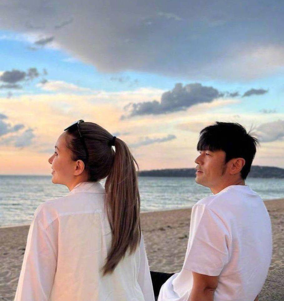 周杰伦晒与昆凌海边合照好惬意 配文"坐等新歌"