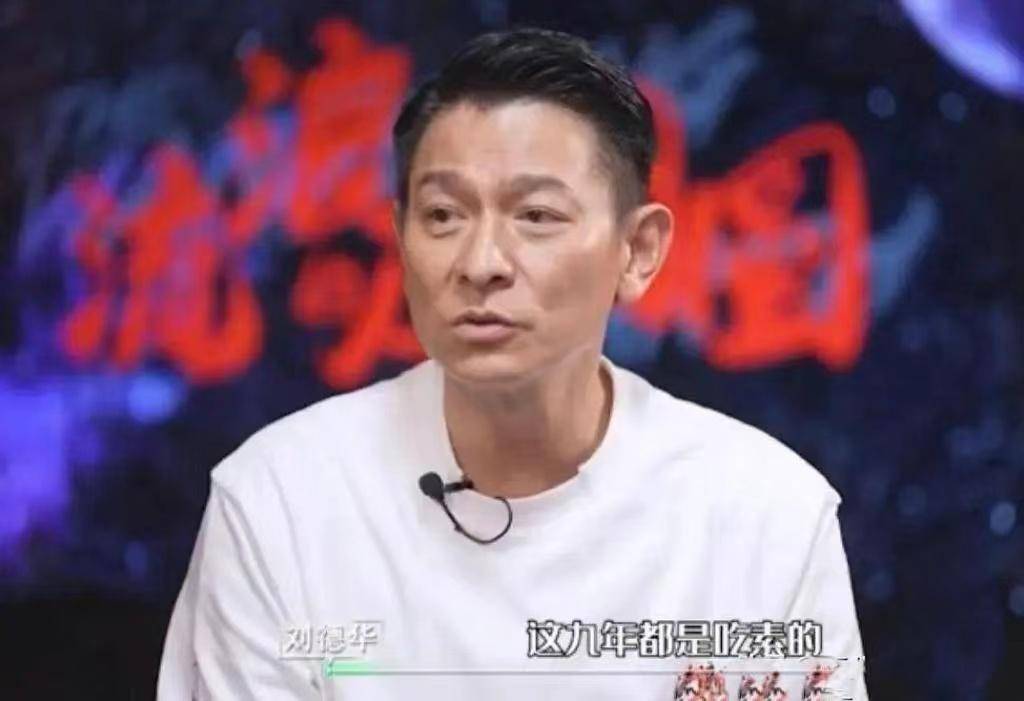 看到60歲劉德華和梁朝偉同框,我才明白:港圈男神為何