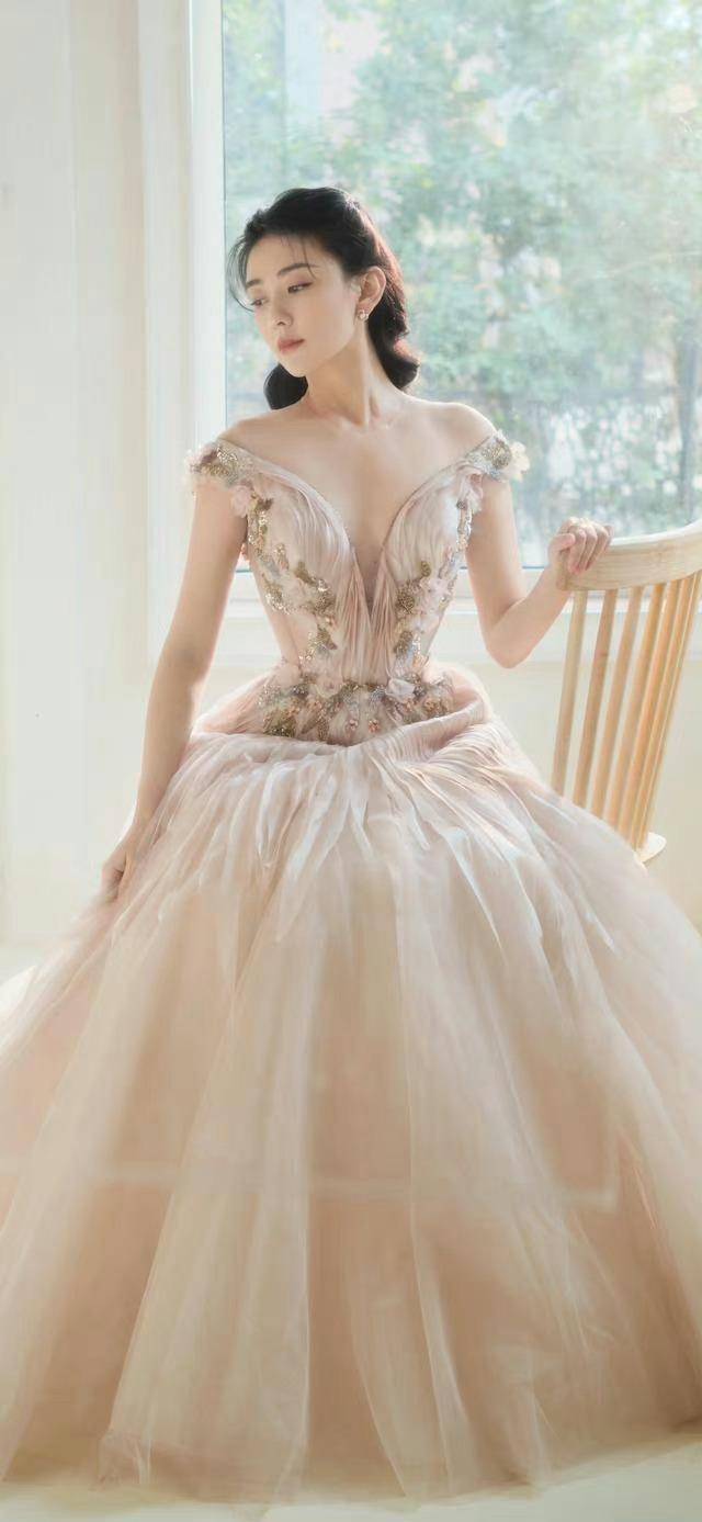 青春女星梁洁粉红色大v刺绣纱裙写真,温婉娴淑,俏丽多姿_裙子_长裙