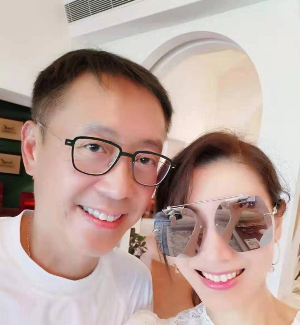 李嘉欣晒近照,与10岁儿子吃一根饼干太亲密,类似行为不止一次_网友