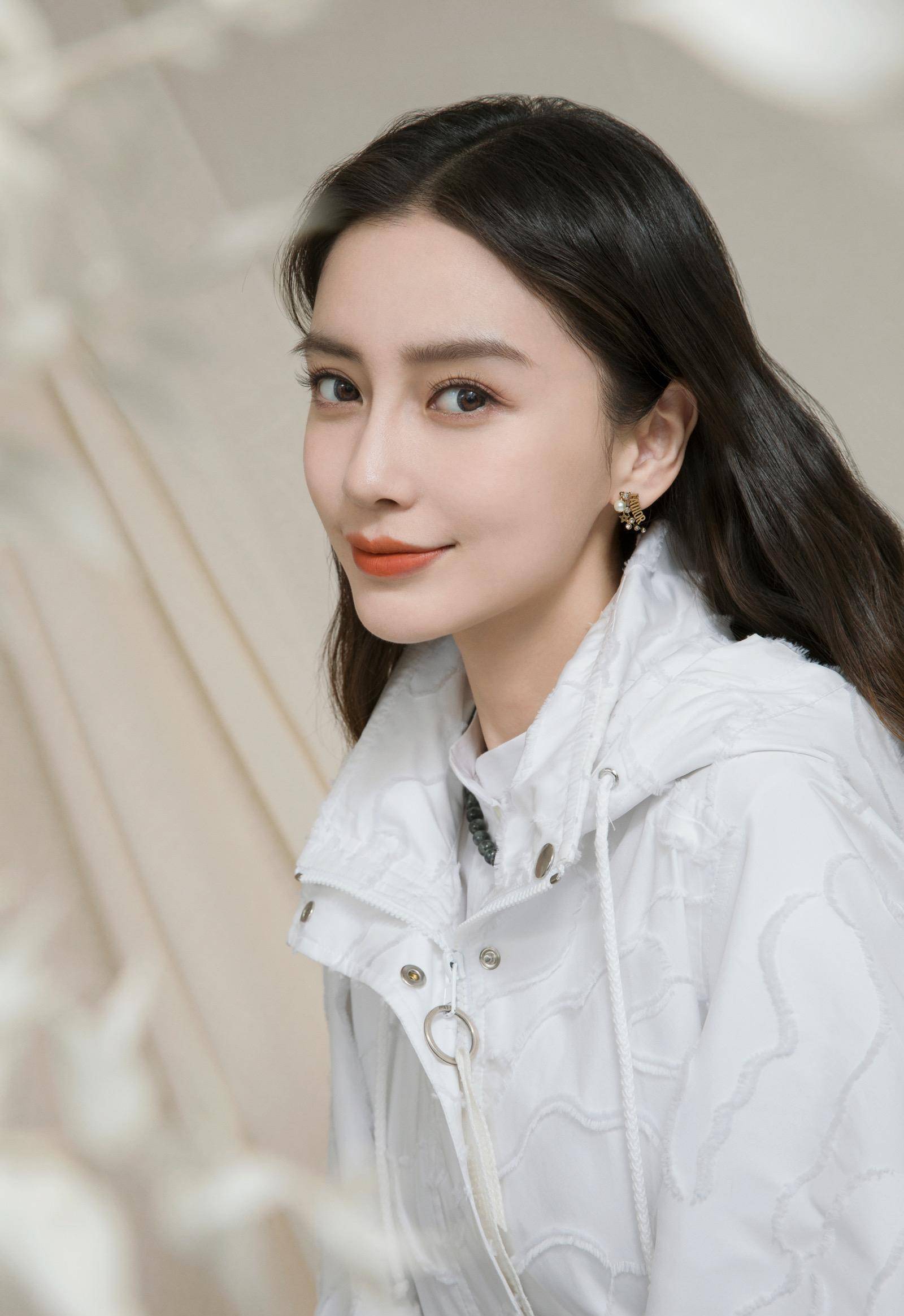 浓妆淡抹笑容灿烂,暂停所有工作享受生活_家庭_明星_事业