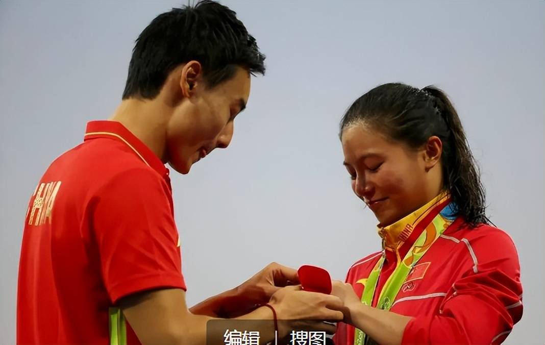 结婚后,秦凯的外形也发生很大的变化,越来越帅气,两人有一个女儿,简直