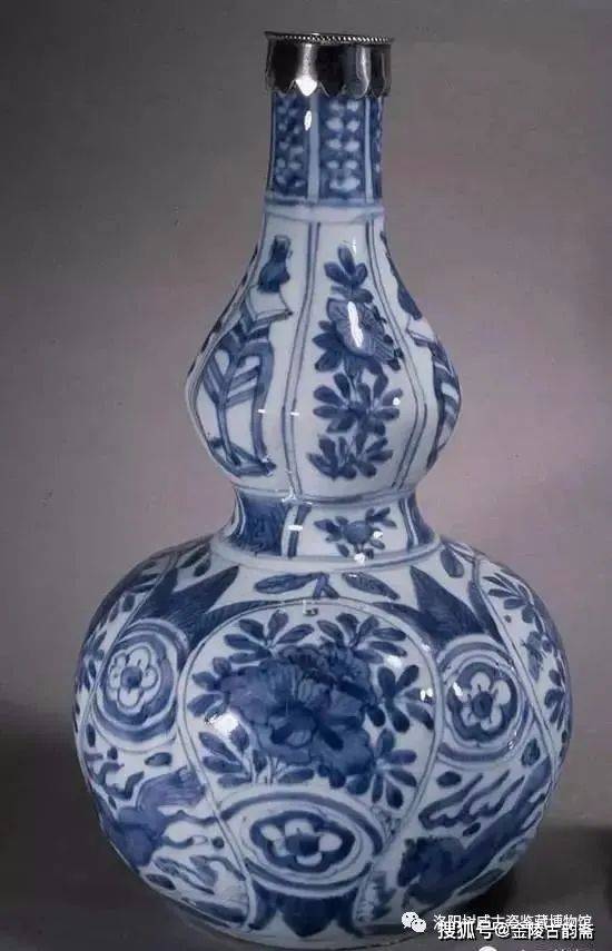 中国　景徳鎮製款　青花　神獣花文　八角面取瓶　高さ約48cm　V　R7338F 中国 景徳鎮製款 青花 神獣花文 八角面取瓶 高さ約48cm V R7338F