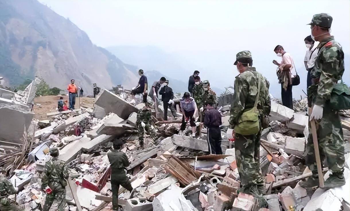 因地震導致道路損壞無法開車進去,那就將救援人員空運進去,救援車輛