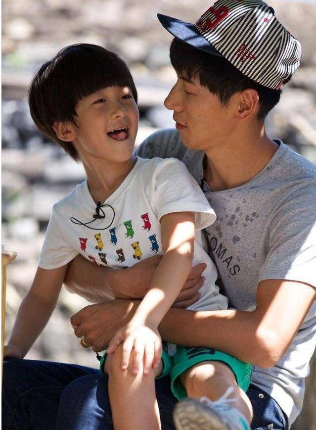 作为国际名模张亮的儿子,天天也遗传了爸爸的好近,参加节目的时候,他