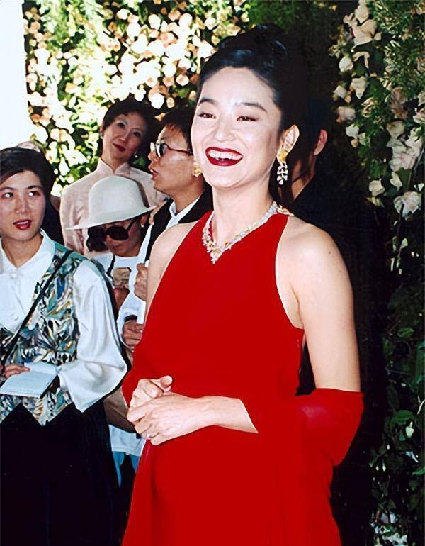 "潇洒贵妇"林青霞:18个佣人10只看门狗,厨师仅4年满头白发?