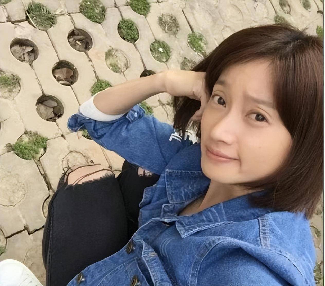 这一年沈佳妮先后电视剧《向天真的女生投降》《成都往事》《大江沉重