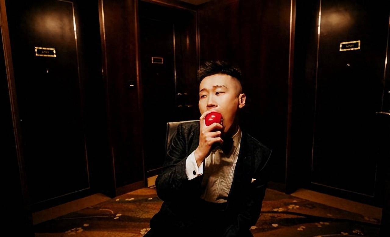 德云社杨九郎深夜晒照,帅气造型引网友热议,郭德纲欺骗了大家_秦霄贤