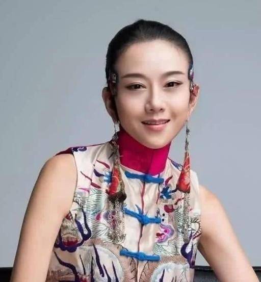 20年没自己洗过澡,生活极度奢侈,与金星齐名,享受老佛爷的生活_杨丽萍
