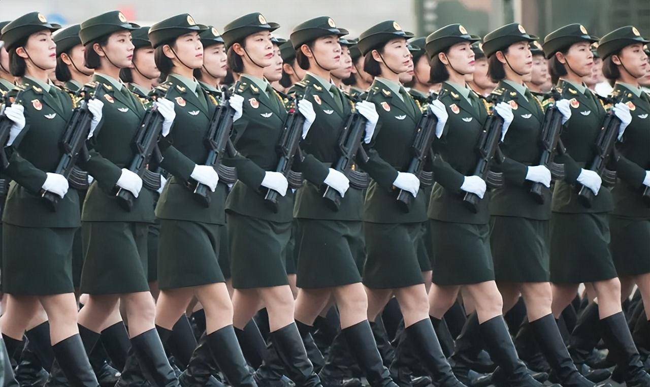 99年大阅兵,中国一双胞胎女兵走红全国,现在她们过得怎样?