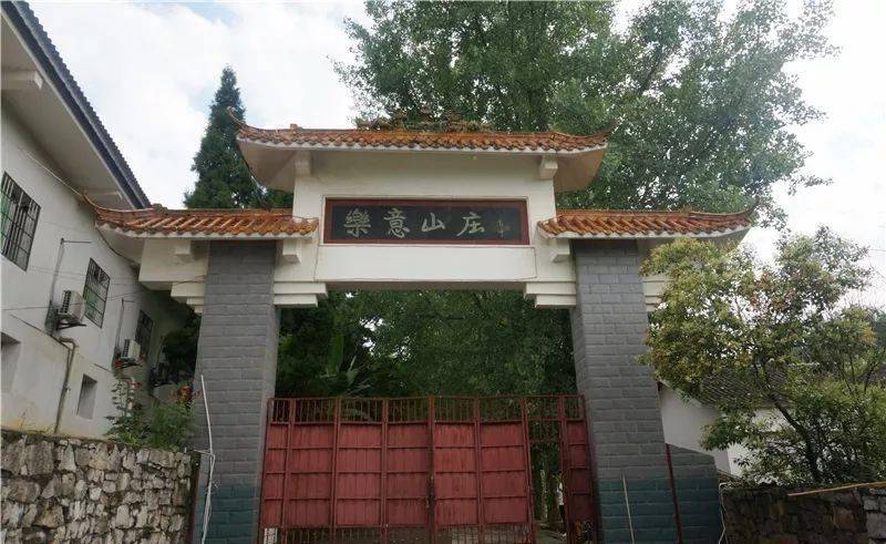 大字不识的贵州村妇,竟能成为李连杰背后的神秘"干妈"_赵群学_山庄