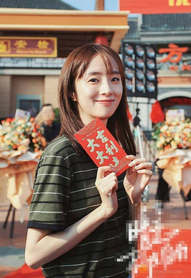 因为在开机现场的胡冰卿清纯可爱,空气刘海再加上简单的搭配,面带笑容