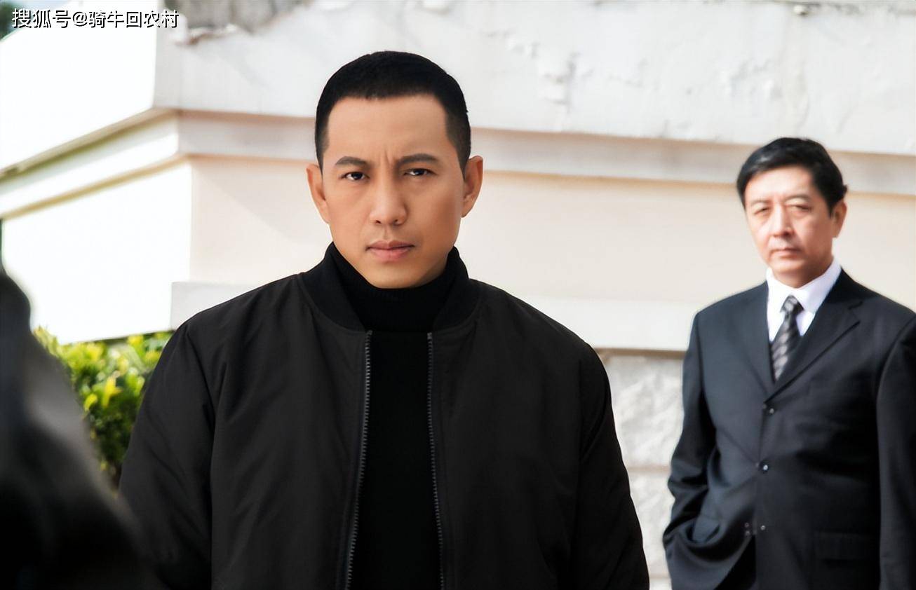 没想到,无意间想陪朋友去试镜的谷智鑫凭借在学校学过的校歌以及身材