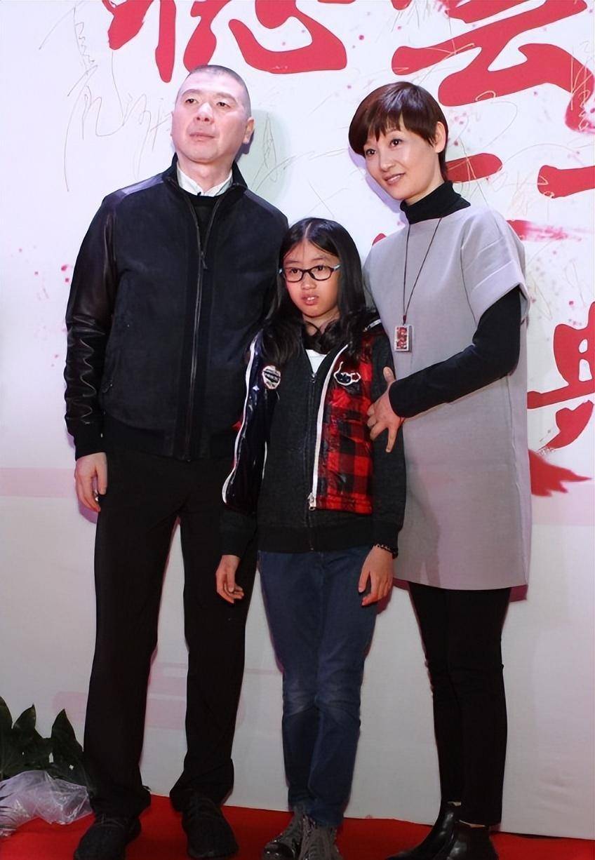 冯小刚徐帆为女儿画展剪彩,17岁徐小朵人美心善,善款捐给甘肃_教育