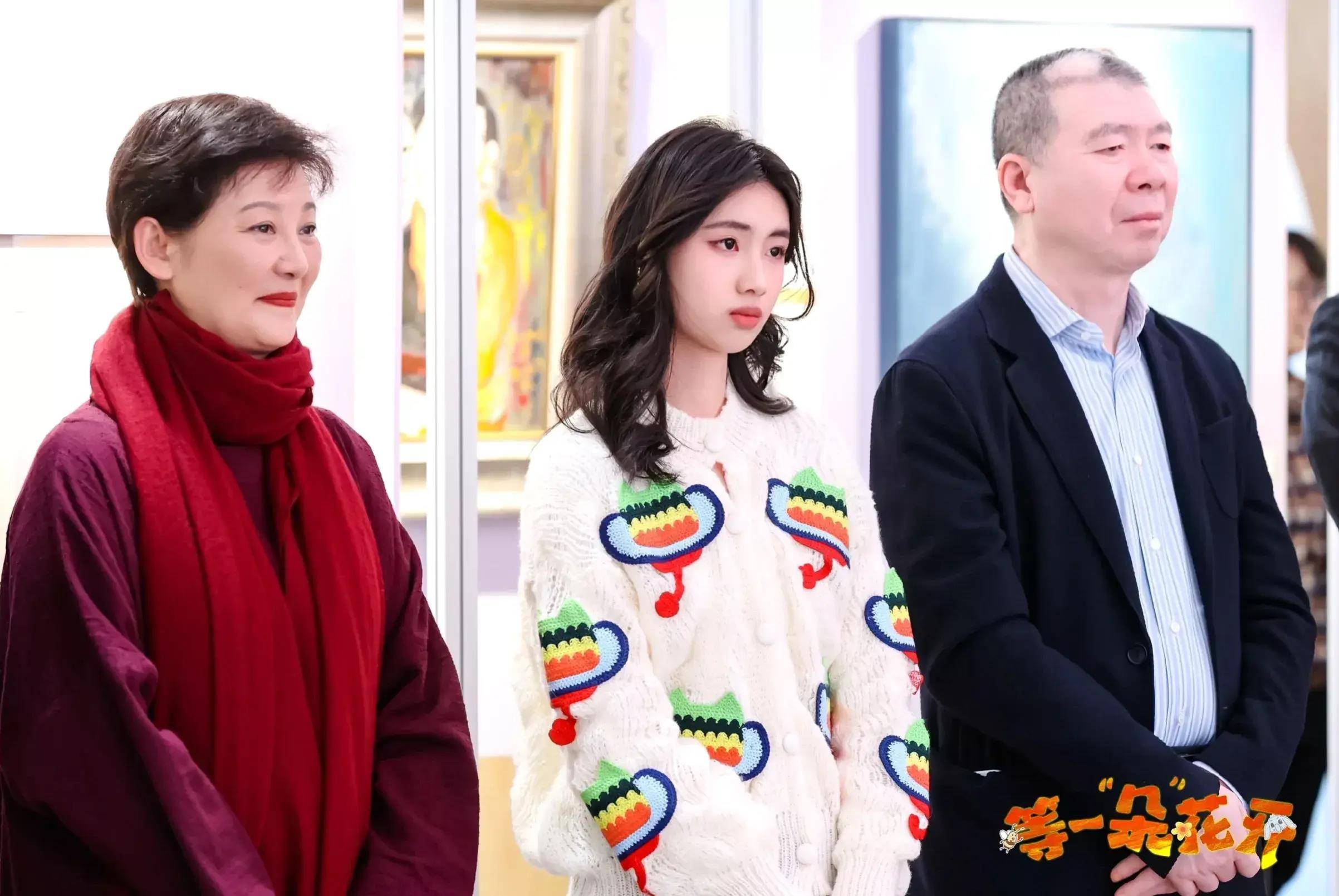 冯小刚17岁养女近照引热议!颜值大增好漂亮,与小时候判若两人