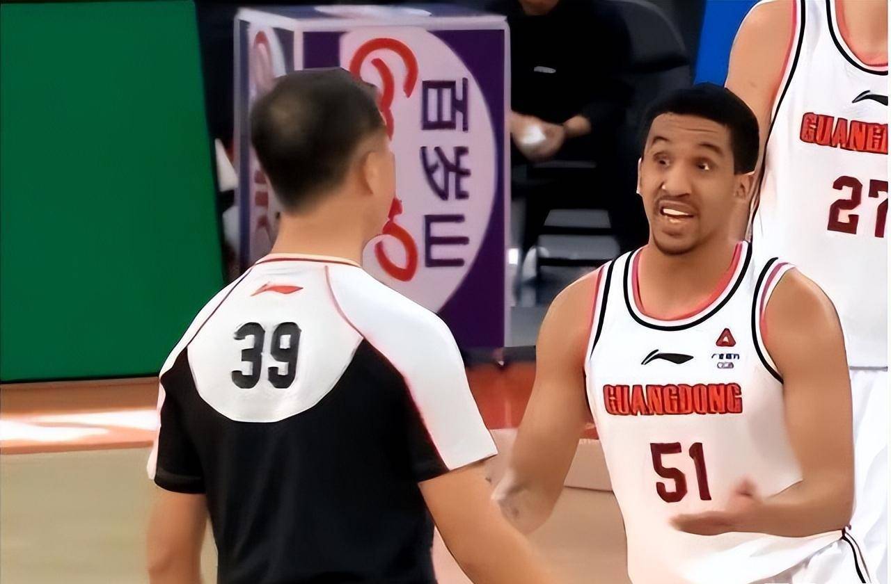 球迷怒斥:后踢裆判违体,前踢裆无事,严重双标_裁判_比赛_广东队