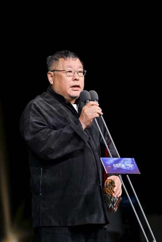 高群书凭借《刀尖》获上汽大众威然之夜金扬花奖新时代最佳导演奖