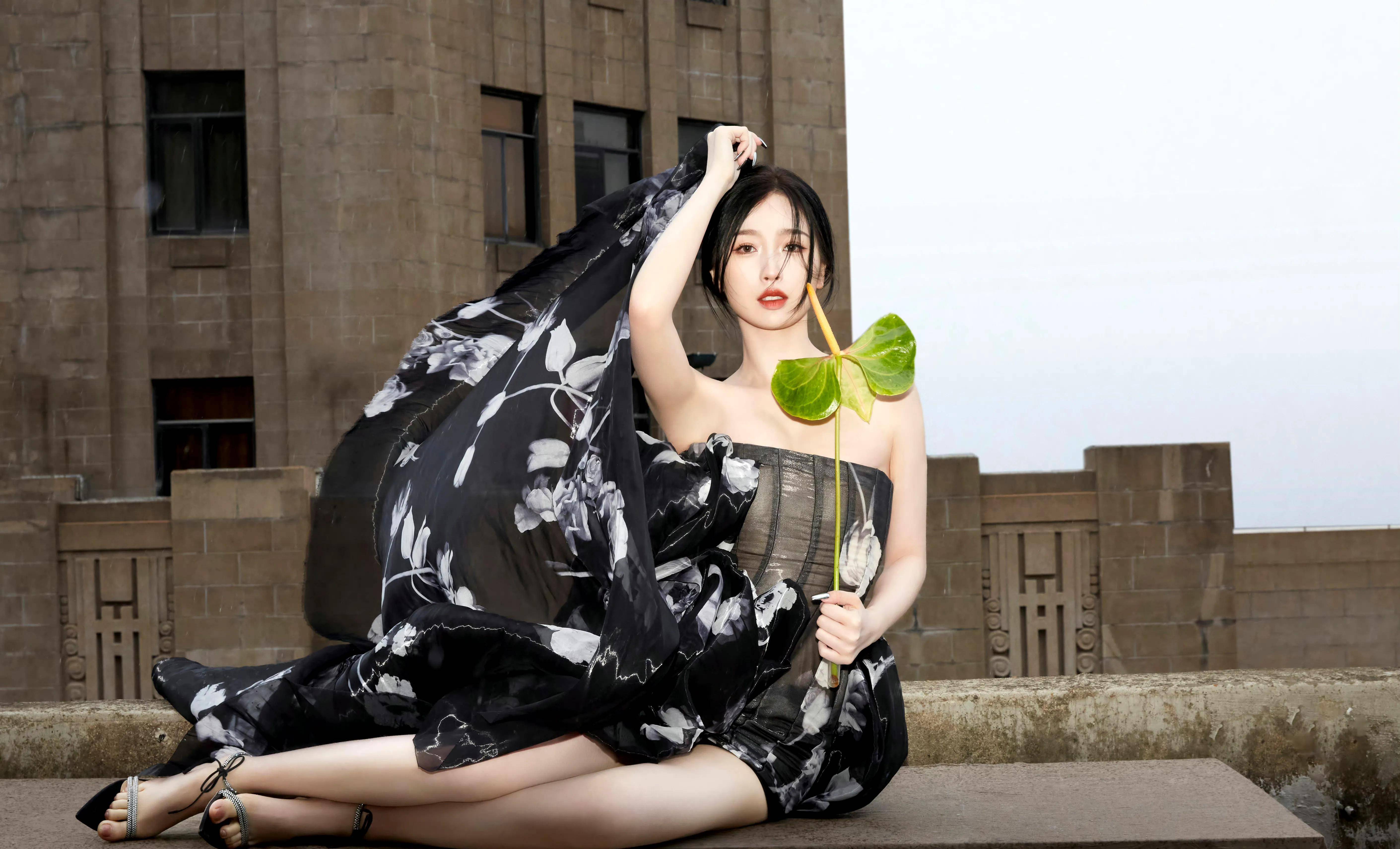 微博之夜虞书欣穿水墨白花黑裙造型好美,露大长腿又高又瘦杀疯了_风格