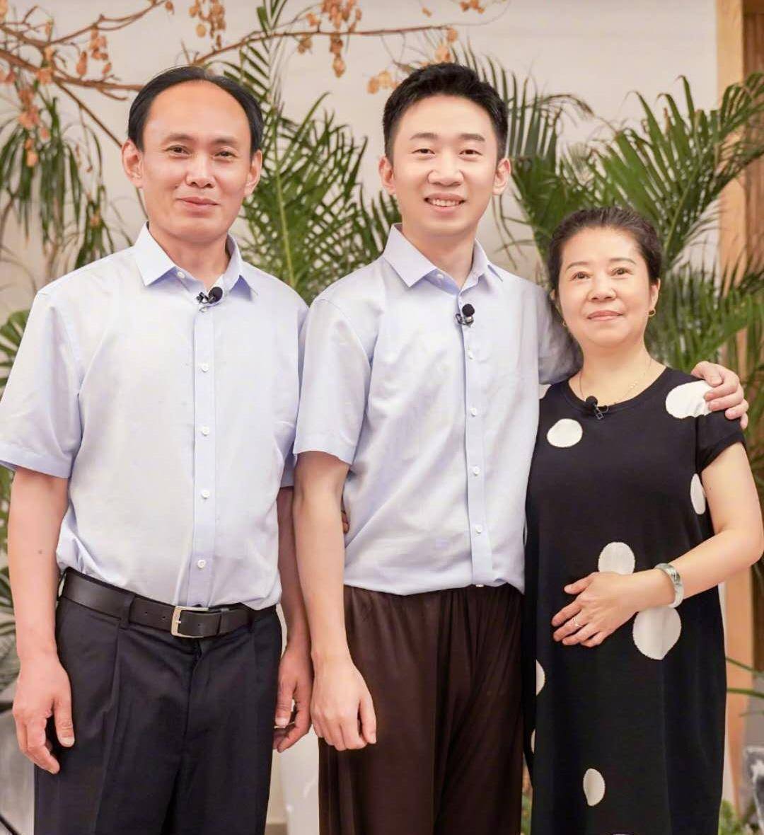 杨迪下跪感谢父母上热搜第一 ,可网友的关注点却在他的单眼皮上_节目