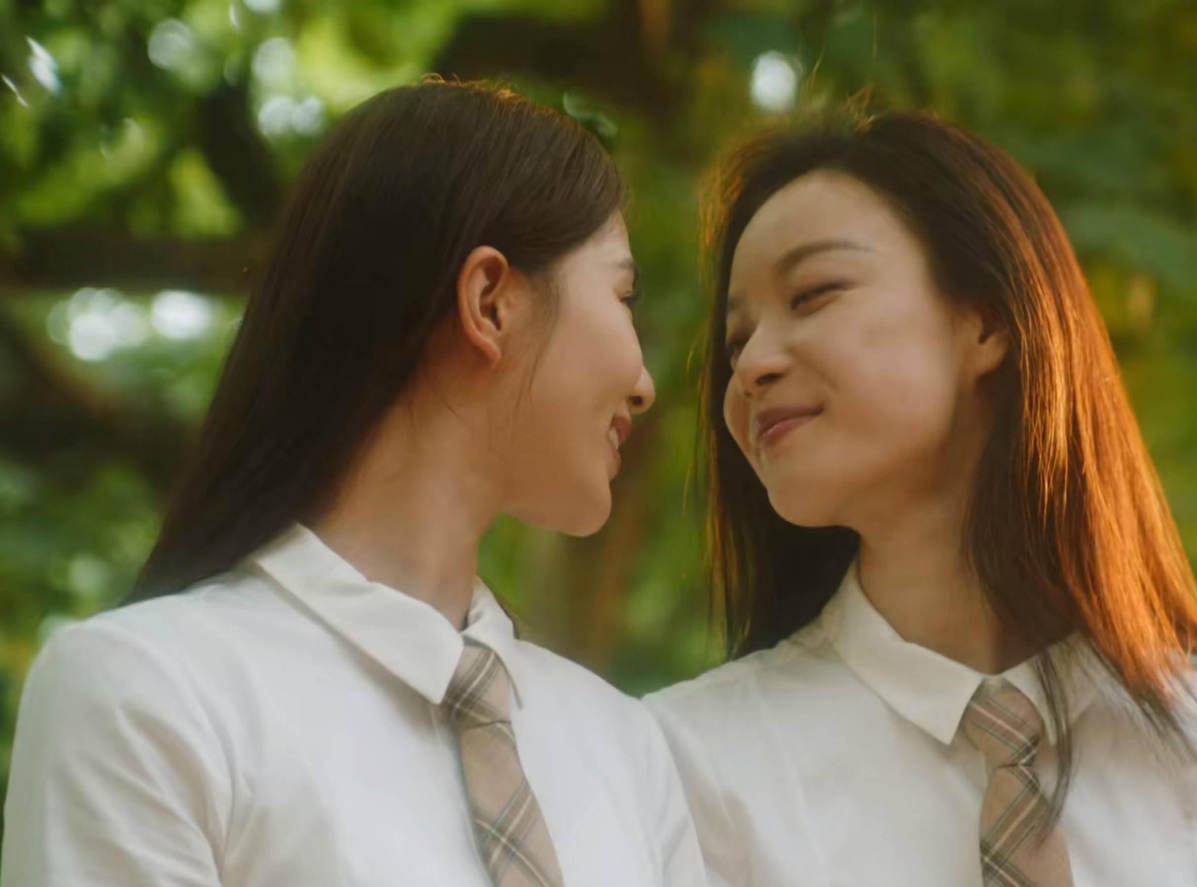 倪妮没有错过这个"绑cp"的商机,与刘诗诗交织出席活动.