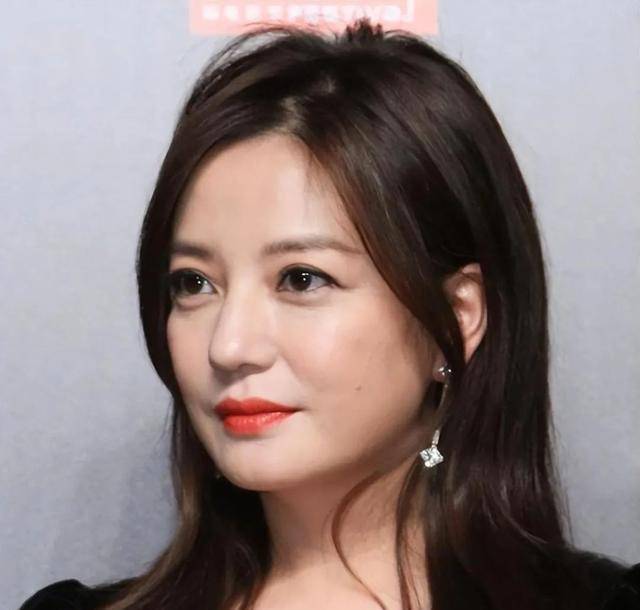 47岁赵薇复出失败?新剧播出"不见脸"被蒋欣代替,她真的凉了?