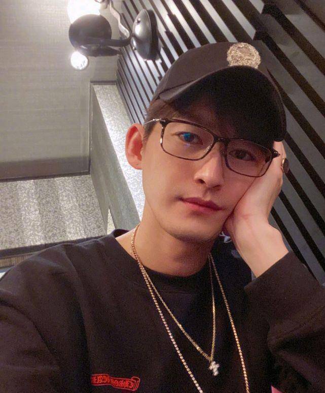 除了对感情的理解之外,张翰在事业方面也有很大的进步,和徐璐一起合作