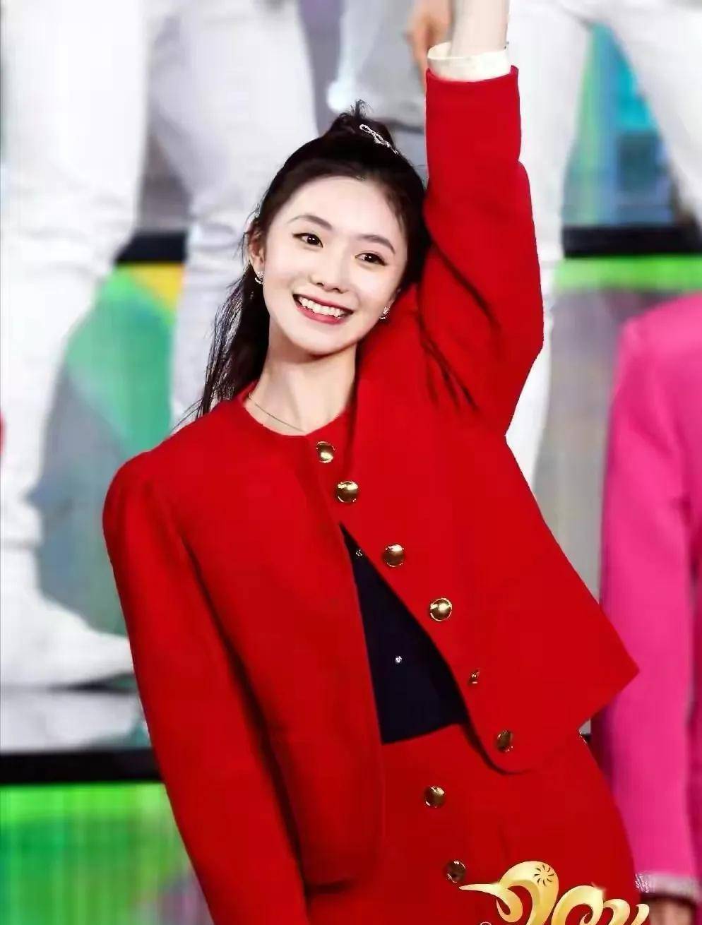 杨幂牵手金晨,热巴牵手刘浩存,华仔出场太炸裂_造型_感觉_大红色